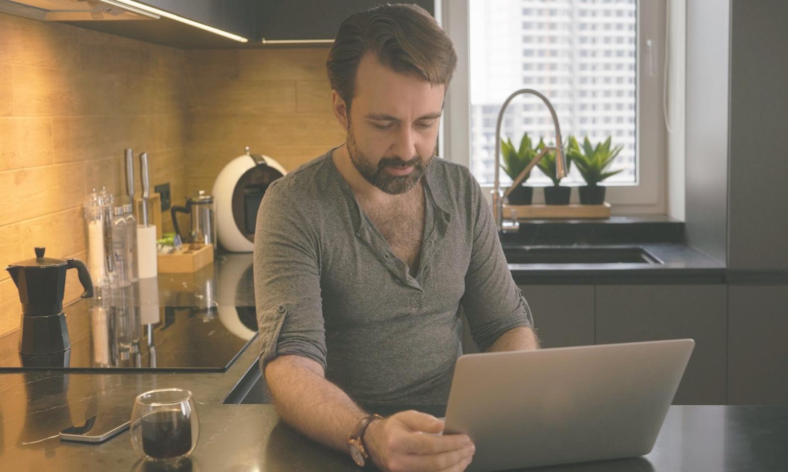 Environnement de travail moderne avec outils d'analyse financière